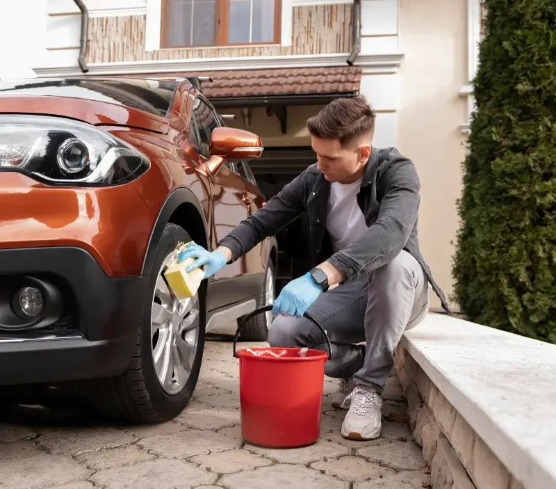 Lavage auto à domicile Bonson : professionnel intervenant sur un véhicule
